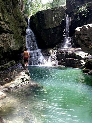 Pozo Azul de San Pedro del Rio con Cascada y hombre nadando